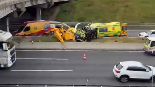 Un helicóptero se estrella en un carril de la M-40 a la altura de Hortaleza.