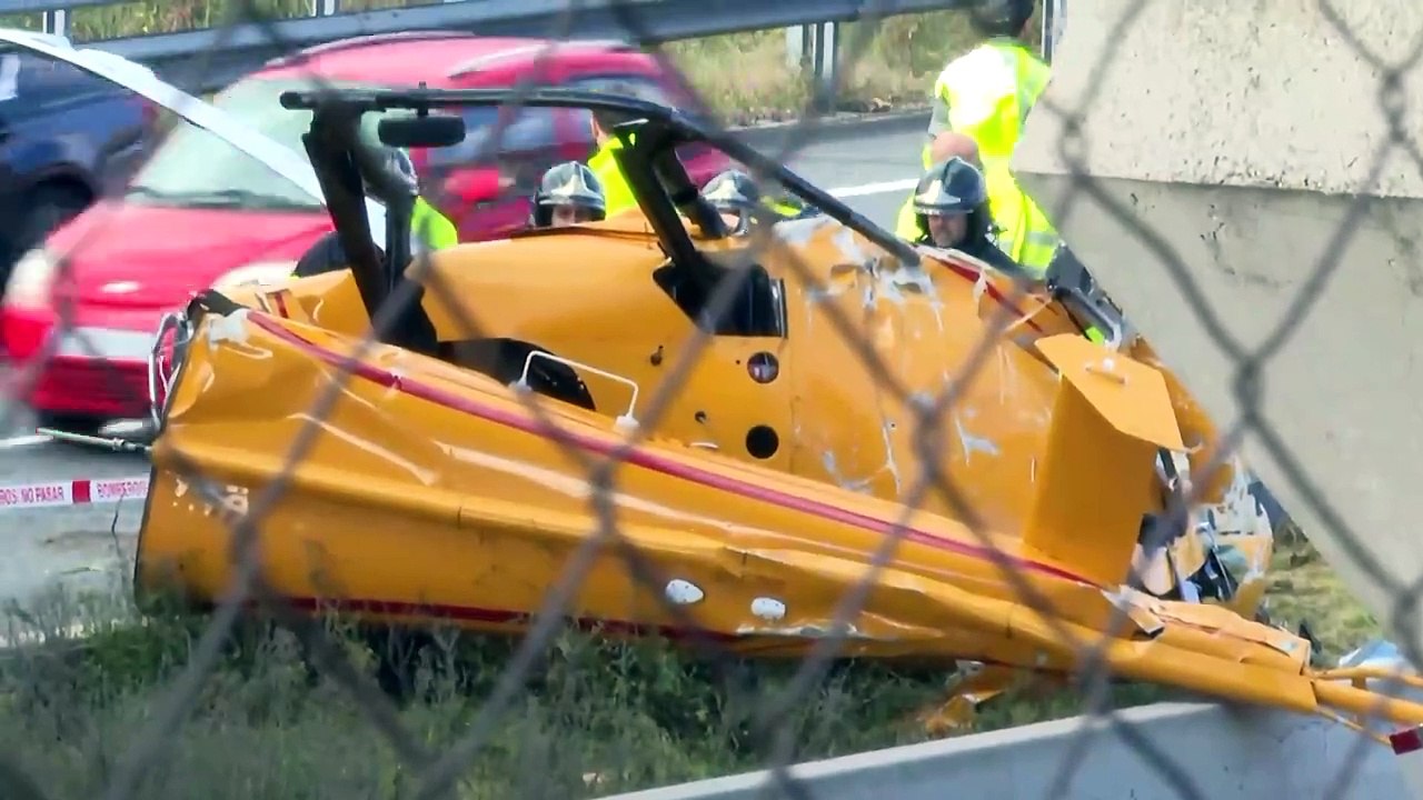 Un helicóptero se estrella en plena autopista M-40 y dos de sus tripulantes se encuentran heridos