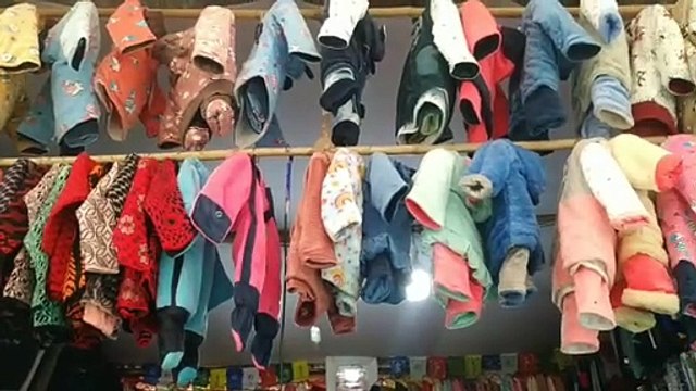 सर्दी में गर्म कपड़ों का सजा तिब्बती बाजार