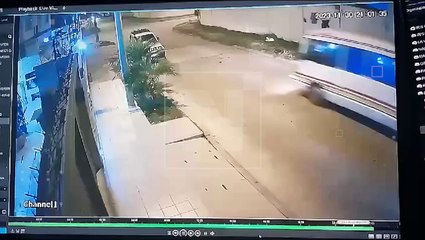 Minibús del transporte público chocó contra una vagoneta, dejó un herido