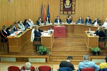 Una regidora de Vox simula un tret a una regidora del PSPV que defensava l'amnistia