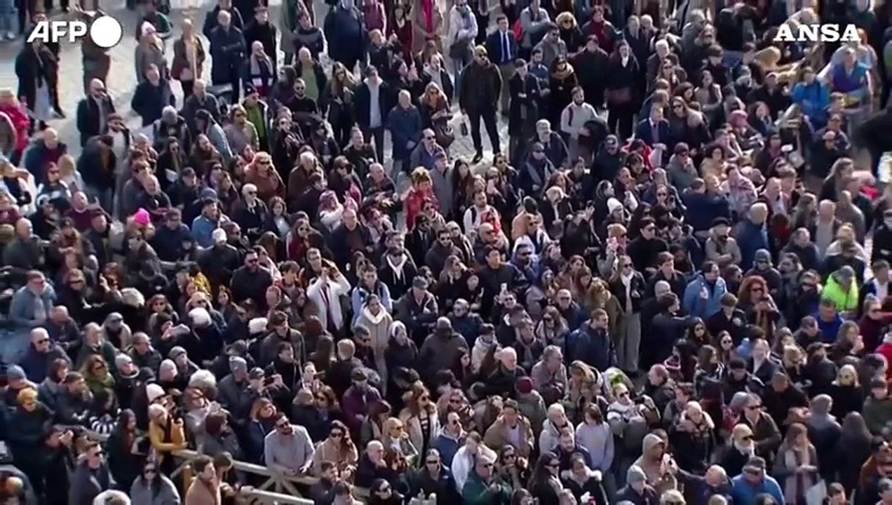 Il Papa: "Ho una bronchite acuta". Ma continua a lavorare