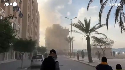 Descargar video: Tregua scaduta in Medio Oriente, colpito un edificio a Khan Yunis