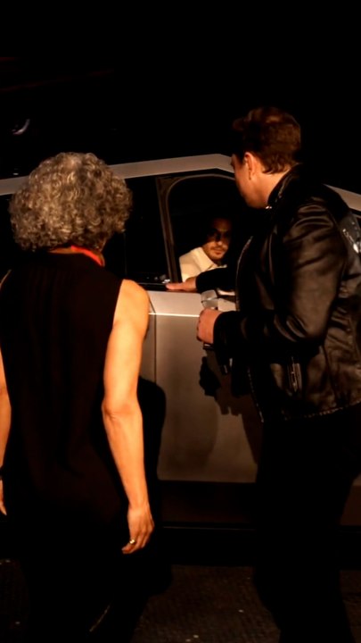 Personne n’arrive à ouvrir le Tesla Cybertruck, même pas Elon Musk