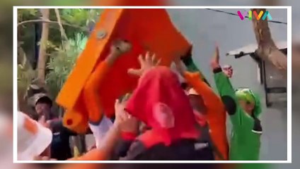 ANARKIS! Satpol PP Ditendang Oknum Buruh hingga Terpental