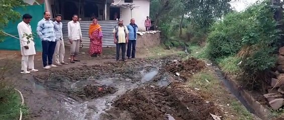 सडक़ जर्जर होने से आना-जाना मुश्किल