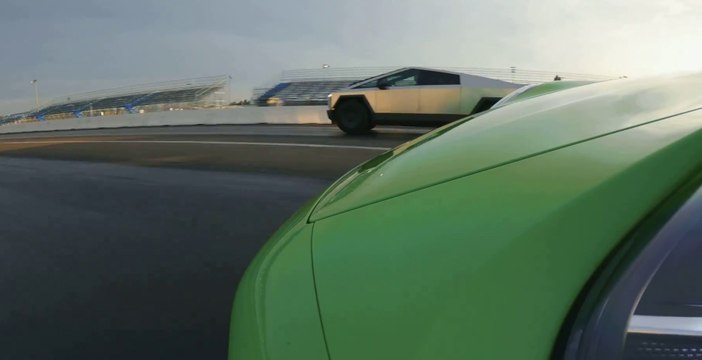 Ahora sí gana el Cybertruck de Tesla (en una recta): Elon Musk pone a prueba su todoterreno en una carrera de 400 metros contra un Porsche 911
