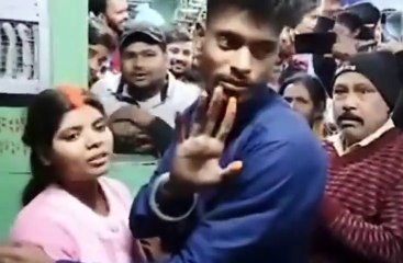 Télécharger la video: Video: चलती ट्रेन में युवक ने युवती को पहनाया सिंदूर, यात्री बने विवाह के साक्षी