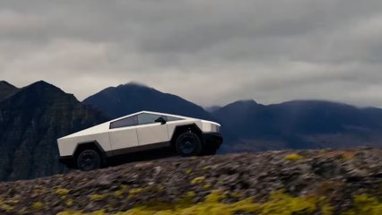 Elon Musk livre les premiers exemplaires de son pick-up électrique, le Cybertruck
