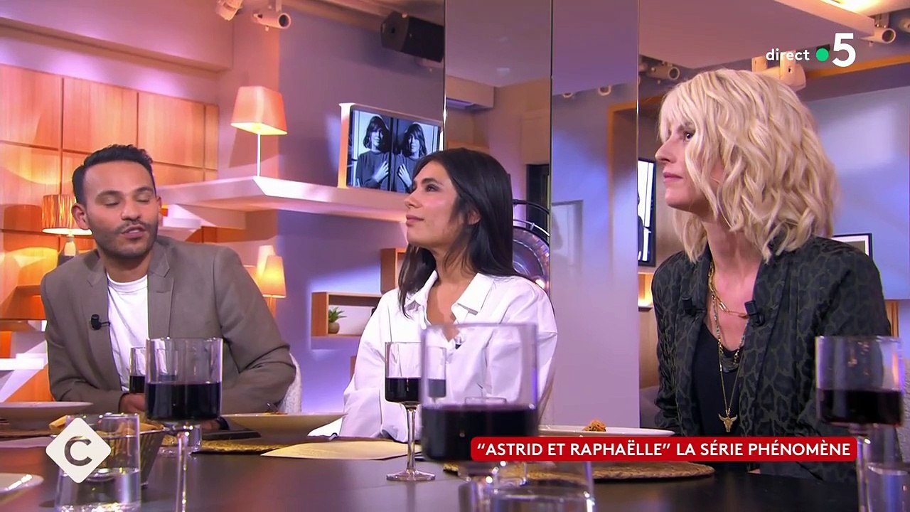 "C'est tellement émouvant" : Lola Dewaere émue par l'admiration de Nikos Aliagas dans "C à vous"