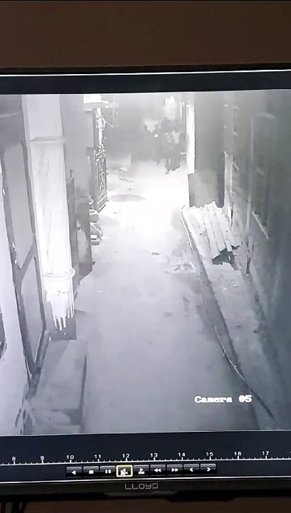 वीडियो रील बनाने के लिए युवकों ने गाडि़यों के शीशे फोड़े...देखें वीडियो