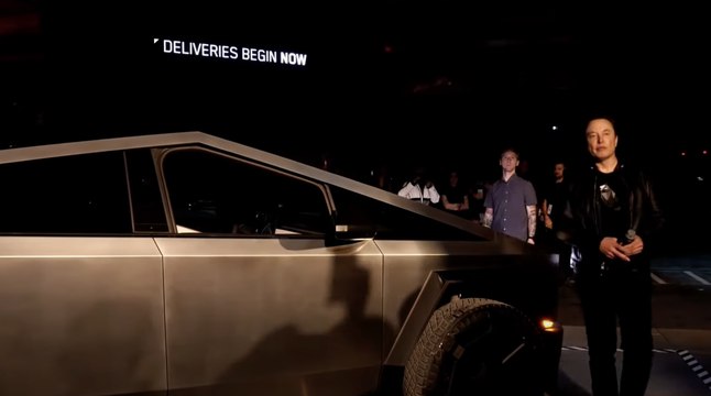 Elon Musk livre ses premiers Cybertrucks... Et rien ne se passe comme prévu