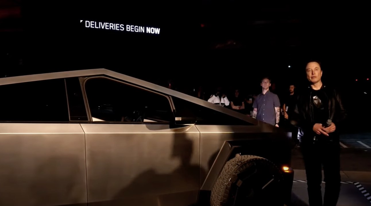 Elon Musk livre ses premiers Cybertrucks... Et rien ne se passe comme prévu