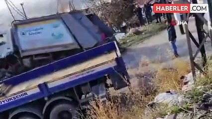 Ankara'da Çöp Kamyonu Gecekondunun Çatısına Uçtu
