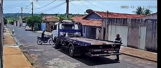 Camionista de reboque estica cabo e provoca acidente impressionante a motociclista