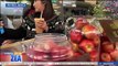 Nallely prueba una bebida de uvas y mandarina en el Mercado de Santa Tere
