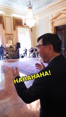 Prefeito canta música famosa em dueto com embaixador sul-coreano; assista