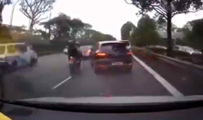 Video näyttää, kuinka Porsche-kuljettaja aiheuttaa kaksi onnettomuutta vain muutamassa sekunnissa
