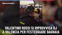 Valentino Rossi si improvvisa dj a Valencia per festeggiare Bagnaia
