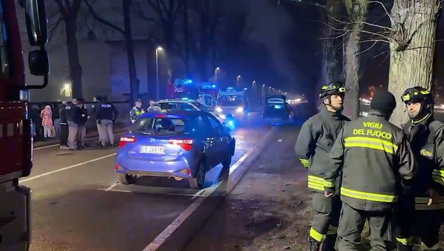 Pavia, incidente fra due auto: una finisce nel naviglio, grave 22enne rimasta intrappolata
