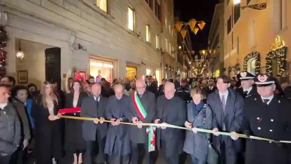 На одной из старейших улиц Рима зажглись рождественские огни