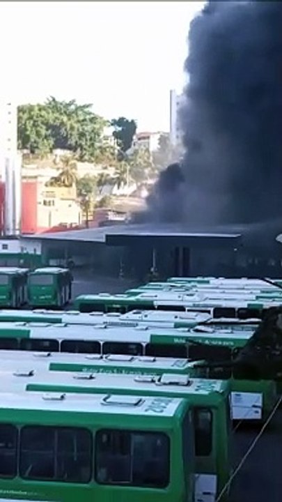 Incêndio atinge garagem de empresa de ônibus na Av. San Martin