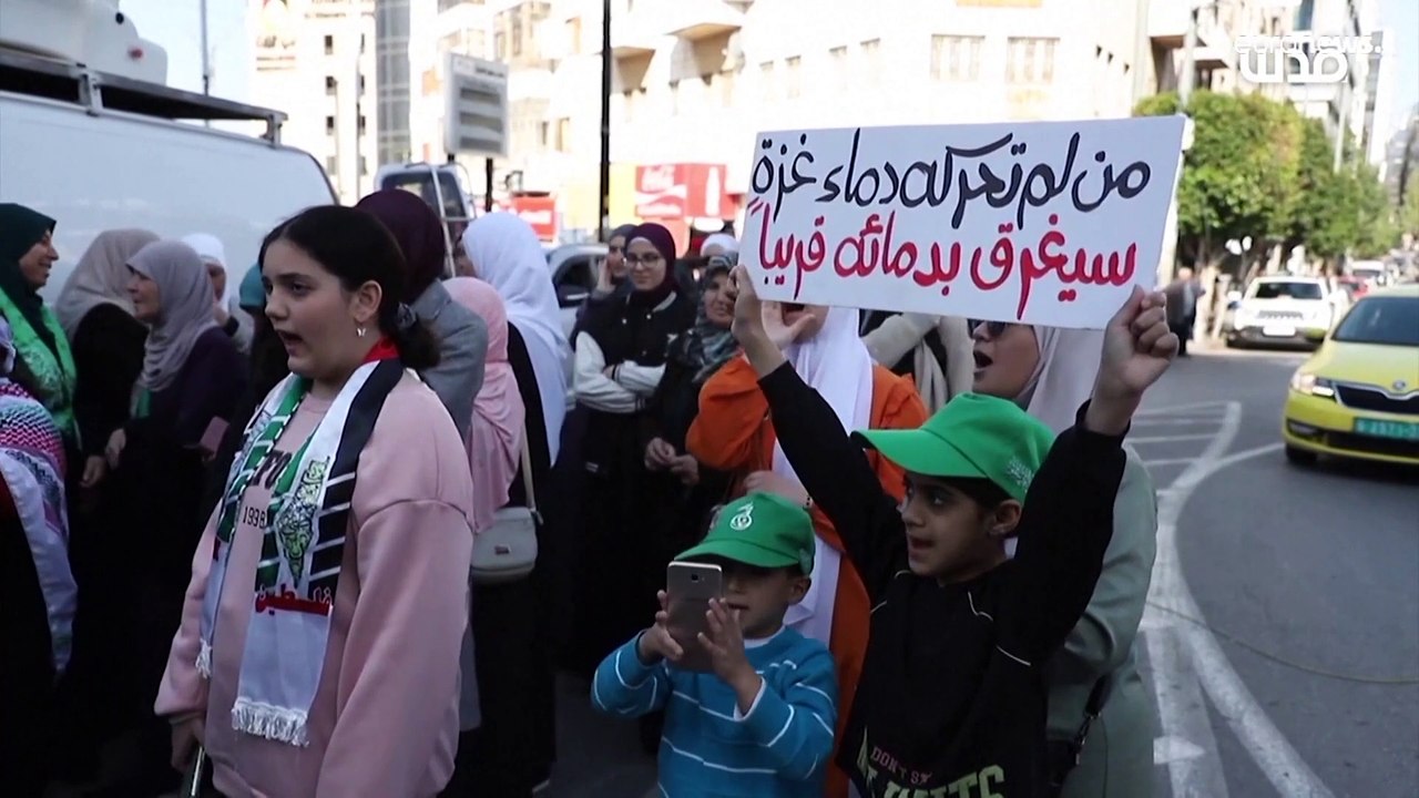 "من لم تحركه دماء غزة سيغرق في دمائه قريبا".. مسيرة غاضبة في رام الله تنديدا ب "التخاذل العربي"