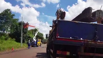 Após caminhão derrubar postes, equipe da Copel trabalha para reestabelecer a energia elétrica