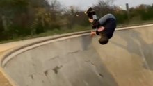 Skateboard, Anne mit einem handplant in Helsingor
