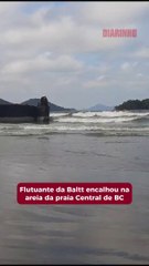 Flutuante da Baltt encalha na praia de BC