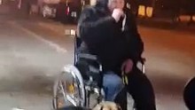 20191117 Abends an der Tanke, zwei männer in einem Zimmer