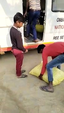 मरीजों को नहीं मिलती एम्बुलेंस, अनाज ढोने होता सरकारी एम्बुलेंस से, वीडियो वायरल