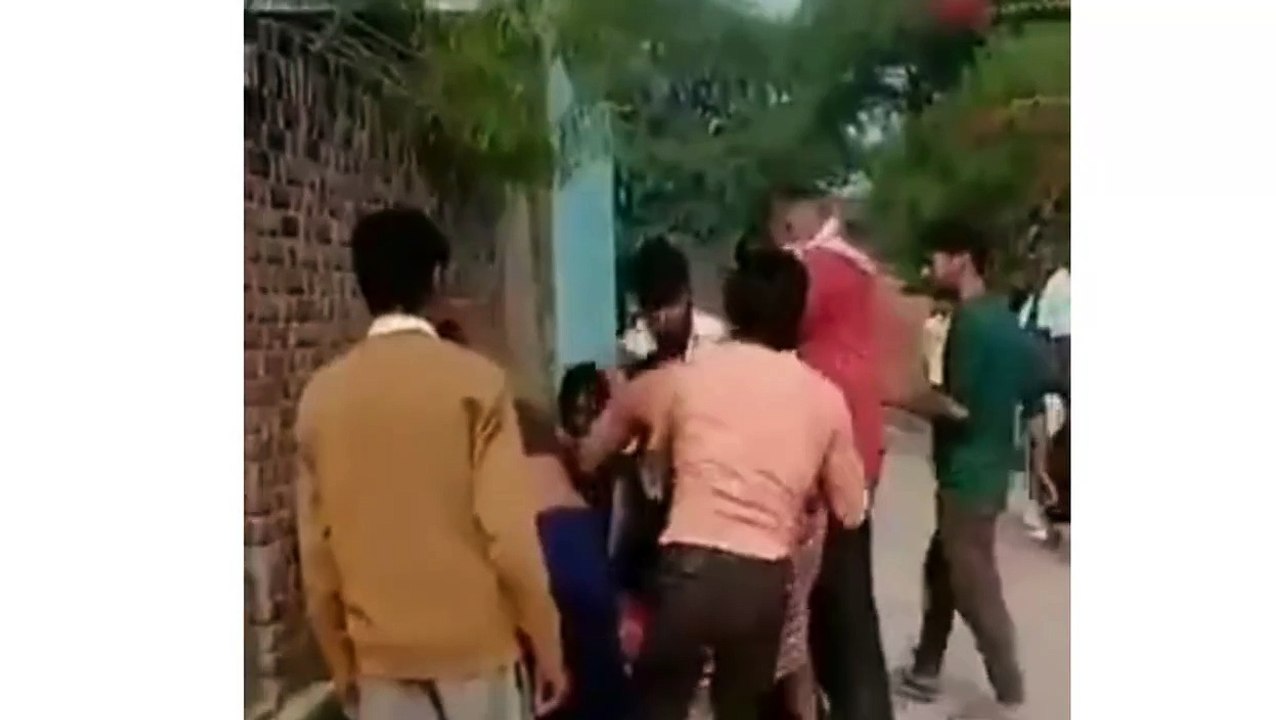 फिरोजाबाद में दबंगों ने मां-बेटी को गिरा-गिराकर पीटा, देखें वीडियो