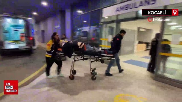 Kocaeli'de belediye otobüsüyle kafa kafaya çarpışan otomobil hurdaya döndü