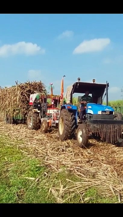 Sonalika tractor pulled heavy loaded swaraj sugarcane tractor// how to pull out stuck sugarcane loaded tractor