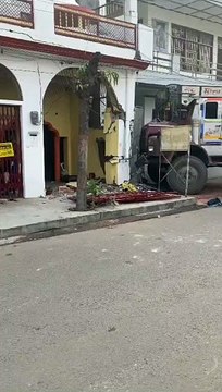घर के अंदर तेज रफ्तार से घुसा ट्रक,टला बड़ा हादसा, देखें वीडियो