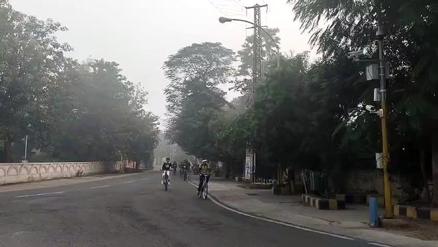 विद्या​र्थियों ने दौड़ाई साइकिल, देखें वीडियो
