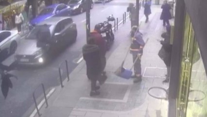 Şişli'de yolda borçlusunu görünce otomobilinin üzerine atladı