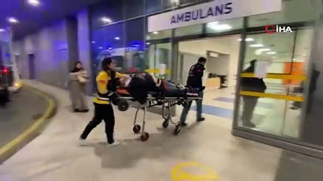 Belediye otobüsüyle kafa kafaya çarpışan otomobil hurdaya döndü: 1 ölü, 2 yaralı