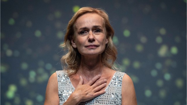 GALA VIDEO - Chambre, repas, hygiène… Sandrine Bonnaire raconte le calvaire de sa mère morte dans un Ehpad