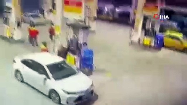 Erzincan'da bir istasyonda akaryakıt alan otomobil alev aldı