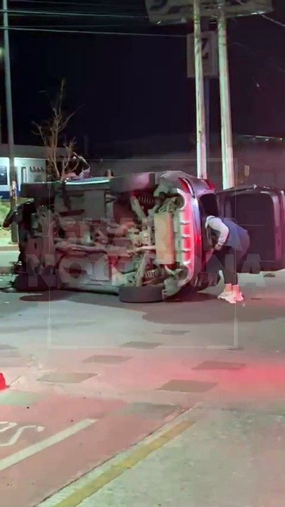 Sobre Periférico, metros antes del cruce con la avenida López Mateos, una camioneta de reciente modelo volcó tras impactarse con varios bolardos, tres personas resultaron lesionadas #GuardiaNocturna