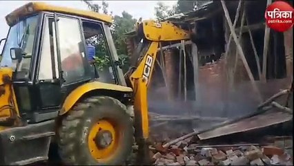 Video: यूपी के इस जिले में भू- माफिया ने आयुक्त आवास के पास की जमीन को भी नहीं छोड़ा, छत पड़ने के समय चला बुलडोजर
