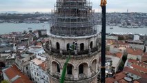 674 yıllık Galata Kulesi'nin aleminde restorasyon Dağcılar vinçle indirdi