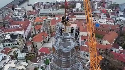 Galata Kulesi’nde 270 kiloluk alem, 4 parça halinde dağcılar tarafından vinçle indirildi