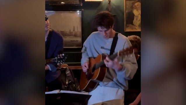 Victoria Beckham films Cruz performing spontaneous London pub gig