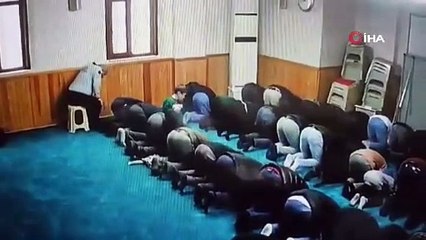 Cuma namazındaki sevimli çocuğun iç ısıtan görüntüsü