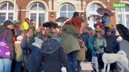 Les scouts de Marchin manifestent devant la Commune : ils ont besoin d'un local sans infiltration et sans rats si possible...