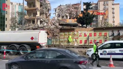 Beşiktaş'ta 11 katlı binanın yıkımında moloz yola düştü... 3 araç hasar gördü