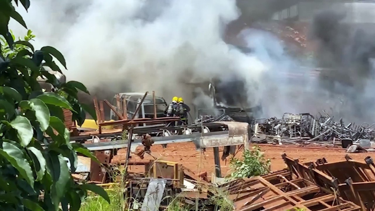 Três veículos são consumidos por incêndio em empresa às margens da BR-277